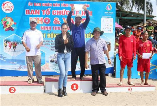 Ban tổ chức trao giải cho các đội đua thuyền rồng đạt thành tích cao