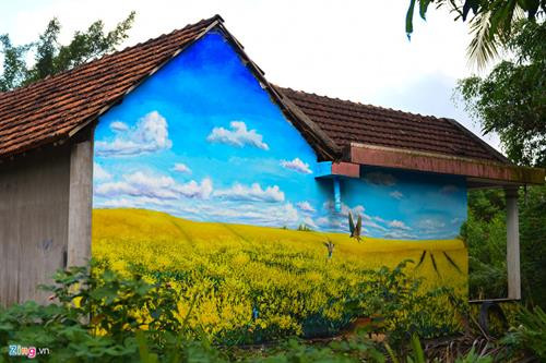 Bản làng thanh bình ở thôn Thọ An, xã Bình An, huyện Bình Sơn (Quảng Ngãi), nơi có làng bích họa độc đáo giữa rừng núi hoang sơ. Nhằm tạo điểm nhấn phát triển du lịch, góp phần cải thiện cuộc sống người dân, huyện Bình Sơn mời nhóm họa sĩ về đi thực địa lấy cảm hứng sáng tác tranh 3D phát sáng ca ngợi tình yêu thiên nhiên, vẻ đẹp truyền thống của đồng bào Cor ở xã Bình An. Bức tranh 3D phát sáng tái hiện không gian hoang sơ thác Tuyền Tung trên bức tường nhà văn hóa thôn Thọ An. Voọc chà vá chân nâu, loài linh trưởng quý hiếm cùng sóc, chim, bướm muôn màu tạo nên bức tranh sống động ở bản làng Bình An. Hoa văn tinh xảo, màu sắc tuyệt đẹp trên cây nêu trong ngày Tết ngã rạ (mừng lúa mới) ở xã Bình An. "Chúng tôi về đây đi khảo sát các dòng suối, ngọn thác, cỏ hoa, chim thú...giữa núi rừng. Anh em ăn ở với dân làng nhiều ngày để lấy cảm hứng vẽ tranh 3D phát sáng tái hiện khung cảnh thiên nhiên hoang sơ và nét đẹp văn hóa truyền thống của đồng bào Cor nơi đây", ông Nguyễn Thanh Tuyên, Trưởng nhóm họa sĩ cho biết. Theo các họa sĩ, dù vùng đất Bình An còn nhiều nghèo khó nhưng đồng bào Cor luôn trân trọng gìn giữ giá trị văn hóa truyền thống, ý thức bảo tồn thiên nhiên núi rừng hoang sơ cho đời sau. Trong ảnh: Phụ nữ Cor gói bánh đót mừng ngày Tết ngã rạ. Ông Tuyên cho rằng, sinh hoạt, giao lưu múa cồng chiêng cùng đồng bào Cor, nhóm họa sĩ đã có nhiều cung bậc cảm xúc đặc biệt về tấm lòng nồng hậu, mộc mạc của dân làng Thọ An. "Đây là chất xúc tác tuyệt vời để chúng tôi hoàn thành những bức tranh thiên nhiên, hồn người sâu lắng giữa núi rừng này", nam họa sĩ tâm sự. Đồng bào dân tộc Cor trong trang phục truyền thống biểu diễn cồng chiêng giữa núi rừng được tái hiện sinh động trên tranh 3D phát sáng ở Thọ An. Các họa sĩ đang hoàn thành bức tranh về khu vườn hoa mai anh đào trên tường nhà dân. Cánh đồng hoa oải hương - Lavender, một trong những loại hoa rất nổi tiếng trên thế giới, đặc biệt là những cánh đồng hoa ở Pháp. Sắc hoa oải hương tím thể hiện tình yêu chung thủy được giới trẻ Việt Nam ưa thích được vẽ trên tường nhà dân nơi đây. Cánh đồng hoa cải nhuộm vàng trên thảo nguyên được tái hiện sống động trên tường nhà dân ở Bình An. Họa sĩ Đỗ Thị Hồng Liên (ngụ TP.HCM), chia sẻ những bức tranh tập trung vào chủ đề cảnh đẹp hoang sơ, hoang dã nơi đây. "Chúng tôi đi khảo sát, ghi lại hình ảnh thực tế 100% trên núi rừng để chuyển tải vào tranh. Nhóm họa sĩ hy vọng những bức tranh 3D phát sáng giới thiệu về phong cảnh thiên nhiên, nét đẹp văn hóa truyền thống của vùng đất này đến với du khách gần, xa ", chị Liên thổ lộ. Những đứa trẻ hồn nhiên bên bức họa 3D phát sáng. Trao đổi với Zing.vn, ông Lý Thọ, Phó chủ tịch UBND huyện Bình Sơn, cho biết địa phương mong muốn mở ra cầu nối đưa du khách đến vùng đất nổi tiếng Thọ An. Do vậy, huyện đã mời nhóm họa sĩ về đây đi khảo sát, tái hiện khung cảnh thiên nhiên hoang sơ, núi rừng lên tranh tạo thêm sản phẩm du lịch. Bức tranh câu cá bên suối Lò To ở thôn Thọ An, xã Bình An. "Địa phương cũng đã lập kế hoạch trồng các loài hoa mai anh đào, phượng tím...; đồng thời phục dựng lại nhà dài (nhà sàn đặc trưng đồng bào Cor), không gian văn hóa cồng chiêng kết nối với tour trải nghiệm tắm suối, thác thúc đẩy phát triển du lịch góp phần cải thiện thu nhập cho người dân nơi đây", ông Thọ nói. Bản làng thanh bình ở thôn Thọ An, xã Bình An, huyện Bình Sơn (Quảng Ngãi), nơi có làng bích họa độc đáo giữa rừng núi hoang sơ. Nhằm tạo điểm nhấn phát triển du lịch, góp phần cải thiện cuộc sống người dân, huyện Bình Sơn mời nhóm họa sĩ về đi thực địa lấy cảm hứng sáng tác tranh 3D phát sáng ca ngợi tình yêu thiên nhiên, vẻ đẹp truyền thống của đồng bào Cor ở xã Bình An. Bức tranh 3D phát sáng tái hiện không gian hoang sơ thác Tuyền Tung trên bức tường nhà văn hóa thôn Thọ An. Voọc chà vá chân nâu, loài linh trưởng quý hiếm cùng sóc, chim, bướm muôn màu tạo nên bức tranh sống động ở bản làng Bình An. Hoa văn tinh xảo, màu sắc tuyệt đẹp trên cây nêu trong ngày Tết ngã rạ (mừng lúa mới) ở xã Bình An. "Chúng tôi về đây đi khảo sát các dòng suối, ngọn thác, cỏ hoa, chim thú...giữa núi rừng. Anh em ăn ở với dân làng nhiều ngày để lấy cảm hứng vẽ tranh 3D phát sáng tái hiện khung cảnh thiên nhiên hoang sơ và nét đẹp văn hóa truyền thống của đồng bào Cor nơi đây", ông Nguyễn Thanh Tuyên, Trưởng nhóm họa sĩ cho biết. Theo các họa sĩ, dù vùng đất Bình An còn nhiều nghèo khó nhưng đồng bào Cor luôn trân trọng gìn giữ giá trị văn hóa truyền thống, ý thức bảo tồn thiên nhiên núi rừng hoang sơ cho đời sau. Trong ảnh: Phụ nữ Cor gói bánh đót mừng ngày Tết ngã rạ. Ông Tuyên cho rằng, sinh hoạt, giao lưu múa cồng chiêng cùng đồng bào Cor, nhóm họa sĩ đã có nhiều cung bậc cảm xúc đặc biệt về tấm lòng nồng hậu, mộc mạc của dân làng Thọ An. "Đây là chất xúc tác tuyệt vời để chúng tôi hoàn thành những bức tranh thiên nhiên, hồn người sâu lắng giữa núi rừng này", nam họa sĩ tâm sự. Đồng bào dân tộc Cor trong trang phục truyền thống biểu diễn cồng chiêng giữa núi rừng được tái hiện sinh động trên tranh 3D phát sáng ở Thọ An. Các họa sĩ đang hoàn thành bức tranh về khu vườn hoa mai anh đào trên tường nhà dân. Cánh đồng hoa oải hương - Lavender, một trong những loại hoa rất nổi tiếng trên thế giới, đặc biệt là những cánh đồng hoa ở Pháp. Sắc hoa oải hương tím thể hiện tình yêu chung thủy được giới trẻ Việt Nam ưa thích được vẽ trên tường nhà dân nơi đây. Cánh đồng hoa cải nhuộm vàng trên thảo nguyên được tái hiện sống động trên tường nhà dân ở Bình An. Họa sĩ Đỗ Thị Hồng Liên (ngụ TP.HCM), chia sẻ những bức tranh tập trung vào chủ đề cảnh đẹp hoang sơ, hoang dã nơi đây. "Chúng tôi đi khảo sát, ghi lại hình ảnh thực tế 100% trên núi rừng để chuyển tải vào tranh. Nhóm họa sĩ hy vọng những bức tranh 3D phát sáng giới thiệu về phong cảnh thiên nhiên, nét đẹp văn hóa truyền thống của vùng đất này đến với du khách gần, xa ", chị Liên thổ lộ. Những đứa trẻ hồn nhiên bên bức họa 3D phát sáng. Trao đổi với Zing.vn, ông Lý Thọ, Phó chủ tịch UBND huyện Bình Sơn, cho biết địa phương mong muốn mở ra cầu nối đưa du khách đến vùng đất nổi tiếng Thọ An. Do vậy, huyện đã mời nhóm họa sĩ về đây đi khảo sát, tái hiện khung cảnh thiên nhiên hoang sơ, núi rừng lên tranh tạo thêm sản phẩm du lịch. Bức tranh câu cá bên suối Lò To ở thôn Thọ An, xã Bình An. "Địa phương cũng đã lập kế hoạch trồng các loài hoa mai anh đào, phượng tím...; đồng thời phục dựng lại nhà dài (nhà sàn đặc trưng đồng bào Cor), không gian văn hóa cồng chiêng kết nối với tour trải nghiệm tắm suối, thác thúc đẩy phát triển du lịch góp phần cải thiện thu nhập cho người dân nơi đây", ông Thọ nói.