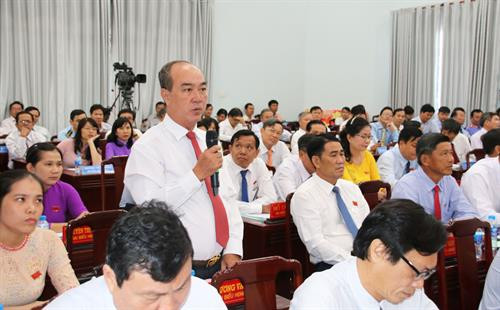 Đại biểu chất vấn tại kỳ họp. Nguồn: Báo Long An online Đại biểu chất vấn tại kỳ họp. Nguồn: Báo Long An online