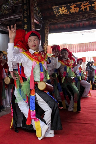 Điệu múa này có từ thời Bố Cái Đại Vương Phùng Hưng đánh thắng giặc Đường tại thành Tống Bình (Hà Nội ngày nay), là sản phẩm văn hóa đặc sắc của làng Triều Khúc còn lưu giữ đến ngày nay. Ảnh: Phạm Thảo