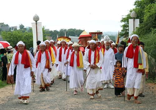 Đồng bào Chăm theo đạo Bà-la-môn ở Ninh Thuận lên tháp Pô Klong Garai, thành phố Phan Rang - Tháp Chàm vui lễ hội Katê 2019. Ảnh: Công Thử - TTXVN Các thiếu nữ Chăm múa mừng Lễ hội Katê 2019 tại tháp Pô Klong Garai, thành phố Phan Rang - Tháp Chàm. Ảnh: Công Thử - TTXVN Các thiếu nữ Chăm múa mừng lễ hội Katê tại tháp Pô Klong Garai, thành phố Phan Rang - Tháp Chàm. Ảnh: Công Thử - TTXVN Đồng bào Chăm theo đạo Bà-la-môn ở Ninh Thuận lên tháp Pô Klong Garai, thành phố Phan Rang - Tháp Chàm cùng kính, vui lễ hội Katê 2019. Ảnh: Công Thử - TTXVN Đồng bào Chăm theo đạo Bà-la-môn ở Ninh Thuận lên tháp Pô Klong Garai, thành phố Phan Rang - Tháp Chàm vui lễ hội Katê 2019. Ảnh: Công Thử - TTXVN Các thiếu nữ Chăm múa mừng Lễ hội Katê 2019 tại tháp Pô Klong Garai, thành phố Phan Rang - Tháp Chàm. Ảnh: Công Thử - TTXVN Các thiếu nữ Chăm múa mừng lễ hội Katê tại tháp Pô Klong Garai, thành phố Phan Rang - Tháp Chàm. Ảnh: Công Thử - TTXVN Đồng bào Chăm theo đạo Bà-la-môn ở Ninh Thuận lên tháp Pô Klong Garai, thành phố Phan Rang - Tháp Chàm cùng kính, vui lễ hội Katê 2019. Ảnh: Công Thử - TTXVN