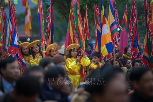 Lối đi trong động cung tiên là nơi thờ Phật bà và 12 vị tiên nữ. Ảnh: Trọng Đạt - TTXVN Múa rồng trong ngày khai hội chùa Tiên. Ảnh: Trọng Đạt - TTXVN Du khách và phật tử thắp hương trong chính điện chùa Tiên. Ảnh: Trọng Đạt - TTXVN Quanh cảnh buổi lễ. Ảnh: Trọng Đạt - TTXVN Hàng nghìn du khách, phật tử và người dân địa phương tham dự lễ hội. Ảnh: Trọng Đạt - TTXVN Lối đi trong động cung tiên là nơi thờ Phật bà và 12 vị tiên nữ. Ảnh: Trọng Đạt - TTXVN Múa rồng trong ngày khai hội chùa Tiên. Ảnh: Trọng Đạt - TTXVN Du khách và phật tử thắp hương trong chính điện chùa Tiên. Ảnh: Trọng Đạt - TTXVN Quanh cảnh buổi lễ. Ảnh: Trọng Đạt - TTXVN Hàng nghìn du khách, phật tử và người dân địa phương tham dự lễ hội. Ảnh: Trọng Đạt - TTXVN