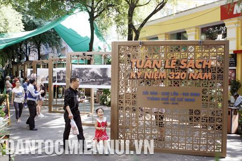 Khách thăm quan trưng bày bản đồ gốc về chiến sự Pháp tấn công Sài Gòn từ năm 1859 đến 1863