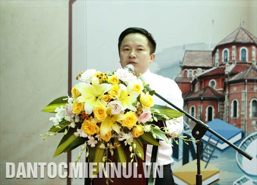 Ông Từ Lương, Phó Giám đốc Sở thông tin và Truyền thông Thành phố Hồ Chí Minh phát biểu tại lễ khai mạc tuần lễ sách Kỷ niệm 320 năm Sài Gòn - Chợ Lớn - Gia Định - Thành phố Hồ Chí Minh