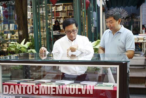 Ông Lê Hoàng, Giám đốc Công ty TNHH Đường sách Thành phố Hồ Chí Minh (bên trái) giới thiệu sách về các giai đoạn hình thành và phát triển của Sài Gòn – Thành phố Hồ Chí Minh với độc giả