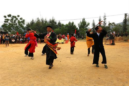 Múa cấp sắc của dân tộc Dao trong Lễ hội bắt cá của dân tộc Dao ở thôn Nặm Đăm, xã Quản Bạ. Ảnh: Hồng Cừ - TTXVN phát Múa cấp sắc của dân tộc Dao trong Lễ hội bắt cá của dân tộc Dao ở thôn Nặm Đăm, xã Quản Bạ. Ảnh: Hồng Cừ - TTXVN phát