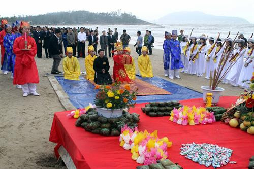 Nghi lễ cầu ngư mong cho mưa thuận gió hòa, ngư trường đắc lợi, an toàn, may mắn cho các ngư dân. Ảnh: Tá Chuyên – TTXVN Nghi lễ cầu ngư mong cho mưa thuận gió hòa, ngư trường đắc lợi, an toàn, may mắn cho các ngư dân. Ảnh: Tá Chuyên – TTXVN