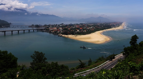 Vịnh Lăng Cô nằm dưới chân đèo Hải Vân thuộc địa phận tỉnh Thừa Thiên-Huế. Di tích quốc gia Hải Vân Quan nằm trên đỉnh đèo Hải Vân. Khúc cua chữ C trên đèo Hải Vân thuộc địa phận Đà Nẵng. Vịnh Đà Nẵng nằm dưới chân đèo Hải Vân. Cung đường uốn lượn trên đèo Hải Vân thuộc địa phận tỉnh Thừa Thiên-Huế nhìn từ Hải Vân Quan. Phong cảnh trên đèo Hải Vân thuộc địa phận tỉnh Thừa Thiên-Huế. Cung đường uốn lượn trên đèo Hải Vân Vịnh Lăng Cô nằm dưới chân đèo Hải Vân thuộc địa phận tỉnh Thừa Thiên-Huế. Vịnh Lăng Cô nằm dưới chân đèo Hải Vân thuộc địa phận tỉnh Thừa Thiên-Huế. Cảnh đẹp trên đèo Hải Vân thuộc địa phận tỉnh Thừa Thiên-Huế. Vịnh Lăng Cô nằm dưới chân đèo Hải Vân thuộc địa phận tỉnh Thừa Thiên-Huế. Di tích quốc gia Hải Vân Quan nằm trên đỉnh đèo Hải Vân. Khúc cua chữ C trên đèo Hải Vân thuộc địa phận Đà Nẵng. Vịnh Đà Nẵng nằm dưới chân đèo Hải Vân. Cung đường uốn lượn trên đèo Hải Vân thuộc địa phận tỉnh Thừa Thiên-Huế nhìn từ Hải Vân Quan. Phong cảnh trên đèo Hải Vân thuộc địa phận tỉnh Thừa Thiên-Huế. Cung đường uốn lượn trên đèo Hải Vân Vịnh Lăng Cô nằm dưới chân đèo Hải Vân thuộc địa phận tỉnh Thừa Thiên-Huế. Vịnh Lăng Cô nằm dưới chân đèo Hải Vân thuộc địa phận tỉnh Thừa Thiên-Huế. Cảnh đẹp trên đèo Hải Vân thuộc địa phận tỉnh Thừa Thiên-Huế.