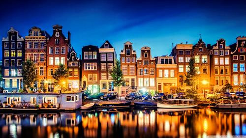 4: Là số mét mà Schiphol - sân bay Amsterdam - nằm dưới mực nước biển. Ảnh: NACO. 165: Là tổng số kênh đào ở Amsterdam với tổng chiều dài lên tới khoảng 100 km. Trong đó, khu vực kênh được đào từ thế kỷ 17 ở Singelracht đã trở thành Di sản Thế giới của UNESCO vào năm 2010. Ảnh: Thewallpaper. 1.281: Đó là tất cả số cầu ở Amsterdam, trong đó 80 cầu nằm trong trung tâm thành phố. Magere Brug - còn được gọi là cầu Skinny - là cây cầu nổi tiếng nhất. Ngoài ra, nơi kênh đào Reguliersgracht và Herengracht giao nhau chính là cầu Bridge of 15 Bridges. Nếu tìm được vị trí lý tưởng, đặc biệt vào ban đêm, bạn có thể nhìn thấy những nhịp cầu có 15 mái vòm được chiếu sáng lung linh. Ảnh: Traveltipy. 1.515: Là số lượng quán bar và cà phê ở Amsterdam. Đây là thiên đường dành cho những người mê bia Heineken. Ảnh: Panoramio. 2.500: Amsterdam có khoảng 2.500 nhà thuyền neo đậu trên khắp các con kênh. Hầu hết trong số đó là nơi cư trú của người dân, một số khác dành sẵn cho du khách. Đáng chú ý, có cả một nhà thuyền chỉ dành riêng cho mèo, đó là De Poezenboot trên kênh Singel. Ảnh: Hotel Cornelisz. 25.000: Hàng năm, có khoảng 25.000 chiếc xe đạp kết thúc “cuộc đời” mình ở các kênh đào của Amsterdam. Vì thế, ở đây cũng đã xuất hiện một nghề khá độc: nghề vớt xe đạp. Theo một thợ “câu” xe đạp ở Amsterdam, khoảng 20% số xe “cuốn theo chiều gió”, 80% còn lại là do người dân cố tình ném xuống. Ảnh: Dutchamsterdam. 881.000: Thật lạ là trong khi cư dân thành phố chỉ có khoảng 799.400 người, Amsterdam có đến khoảng 881.000 chiếc xe đạp. Một số ước tính cho biết cứ mỗi năm lại có khoảng 100.000 chiếc xe bị mất cắp. Đây cũng là thứ bị mất trộm nhiều nhất tại thủ đô Hà Lan mà không phải tiền bạc hay tài sản vĩ đại gì khác. Ảnh: Michell Zappa/Flickr . 11.000.000: Là số lượng trụ gỗ ước tính nâng đỡ cho các tòa nhà ở Amsterdam. Mọi cấu trúc trong thành phố đều sử dụng những trụ gỗ dài từ 15-20 mét chôn xuyên qua bùn và cố định trong một lớp cát dày trung bình 11 m. Một ngôi nhà điển hình ở đây thường có khoảng 10 cây gỗ giúp bảo vệ nó khỏi lớp bùn lầy, trong khi nhà ga trung tâm Central Station phải cần đến gần 9.000 trụ. Ảnh: Erik Tjallinks/Flickr. 20.000.000: Là lượng khách hàng năm tới thăm Amsterdam, nhiều gấp khoảng 20 lần dân số địa phương. May mắn thay, bạn vẫn có thể tìm thấy cho mình những nơi yên tĩnh để thư giãn. Ảnh: National Geographic. 4: Là số mét mà Schiphol - sân bay Amsterdam - nằm dưới mực nước biển. Ảnh: NACO. 165: Là tổng số kênh đào ở Amsterdam với tổng chiều dài lên tới khoảng 100 km. Trong đó, khu vực kênh được đào từ thế kỷ 17 ở Singelracht đã trở thành Di sản Thế giới của UNESCO vào năm 2010. Ảnh: Thewallpaper. 1.281: Đó là tất cả số cầu ở Amsterdam, trong đó 80 cầu nằm trong trung tâm thành phố. Magere Brug - còn được gọi là cầu Skinny - là cây cầu nổi tiếng nhất. Ngoài ra, nơi kênh đào Reguliersgracht và Herengracht giao nhau chính là cầu Bridge of 15 Bridges. Nếu tìm được vị trí lý tưởng, đặc biệt vào ban đêm, bạn có thể nhìn thấy những nhịp cầu có 15 mái vòm được chiếu sáng lung linh. Ảnh: Traveltipy. 1.515: Là số lượng quán bar và cà phê ở Amsterdam. Đây là thiên đường dành cho những người mê bia Heineken. Ảnh: Panoramio. 2.500: Amsterdam có khoảng 2.500 nhà thuyền neo đậu trên khắp các con kênh. Hầu hết trong số đó là nơi cư trú của người dân, một số khác dành sẵn cho du khách. Đáng chú ý, có cả một nhà thuyền chỉ dành riêng cho mèo, đó là De Poezenboot trên kênh Singel. Ảnh: Hotel Cornelisz. 25.000: Hàng năm, có khoảng 25.000 chiếc xe đạp kết thúc “cuộc đời” mình ở các kênh đào của Amsterdam. Vì thế, ở đây cũng đã xuất hiện một nghề khá độc: nghề vớt xe đạp. Theo một thợ “câu” xe đạp ở Amsterdam, khoảng 20% số xe “cuốn theo chiều gió”, 80% còn lại là do người dân cố tình ném xuống. Ảnh: Dutchamsterdam. 881.000: Thật lạ là trong khi cư dân thành phố chỉ có khoảng 799.400 người, Amsterdam có đến khoảng 881.000 chiếc xe đạp. Một số ước tính cho biết cứ mỗi năm lại có khoảng 100.000 chiếc xe bị mất cắp. Đây cũng là thứ bị mất trộm nhiều nhất tại thủ đô Hà Lan mà không phải tiền bạc hay tài sản vĩ đại gì khác. Ảnh: Michell Zappa/Flickr . 11.000.000: Là số lượng trụ gỗ ước tính nâng đỡ cho các tòa nhà ở Amsterdam. Mọi cấu trúc trong thành phố đều sử dụng những trụ gỗ dài từ 15-20 mét chôn xuyên qua bùn và cố định trong một lớp cát dày trung bình 11 m. Một ngôi nhà điển hình ở đây thường có khoảng 10 cây gỗ giúp bảo vệ nó khỏi lớp bùn lầy, trong khi nhà ga trung tâm Central Station phải cần đến gần 9.000 trụ. Ảnh: Erik Tjallinks/Flickr. 20.000.000: Là lượng khách hàng năm tới thăm Amsterdam, nhiều gấp khoảng 20 lần dân số địa phương. May mắn thay, bạn vẫn có thể tìm thấy cho mình những nơi yên tĩnh để thư giãn. Ảnh: National Geographic.