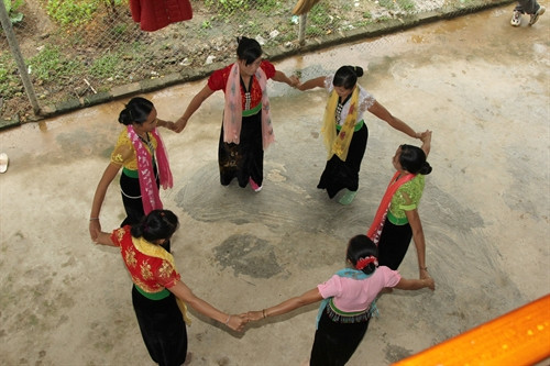 Phụ nữ dân tộc Thái trắng Lai Châu biểu diễn văn nghệ với chiếc áo Cóm truyền thống. Ảnh: Quang Duy - TTXVN