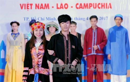 Trình diễn trang phục truyền thống của các dân tộc Việt Nam. Ảnh: An Hiếu – TTXVN.