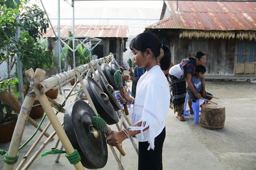 Các em thiếu niên lứa tuổi 14 – 18 tuổi say mê nghe bà dạy hát dân ca Chu ru Bà Mabio truyền “lửa” lửa văn hóa truyền thống của dân tộc cho các em thiếu nhi còn rất ít tuổi qua tiếng chiêng, nhịp trống Các chị lớn dạy lại bài học chiêng cho các em nhỏ Bà Mabio truyền dạy kỹ thuật đánh chiêng cho các em nhỏ Vũ điệu Tamia được các em hào hứng học từ bà Mabio Các em thiếu niên lứa tuổi 14 – 18 tuổi say mê nghe bà dạy hát dân ca Chu ru Bà Mabio truyền “lửa” lửa văn hóa truyền thống của dân tộc cho các em thiếu nhi còn rất ít tuổi qua tiếng chiêng, nhịp trống Các chị lớn dạy lại bài học chiêng cho các em nhỏ Bà Mabio truyền dạy kỹ thuật đánh chiêng cho các em nhỏ Vũ điệu Tamia được các em hào hứng học từ bà Mabio