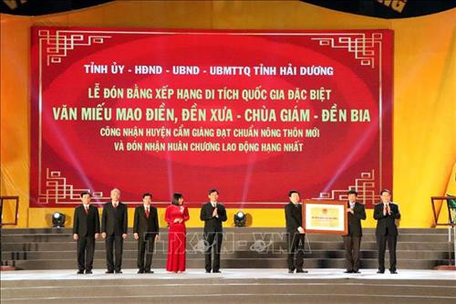 Đồng chí Vương Đình Huệ, Ủy viên Bộ Chính trị, Phó Thủ tướng Chính phủ trao Bằng công nhận huyện nông thôn mới cho lãnh đạo, cán bộ, nhân dân tỉnh Hải Dương, huyện Cẩm Giàng. Ảnh: Mạnh Tú - TTXVN Đồng chí Vương Đình Huệ, Ủy viên Bộ Chính trị, Phó Thủ tướng Chính phủ trao Bằng công nhận huyện nông thôn mới cho lãnh đạo, cán bộ, nhân dân tỉnh Hải Dương, huyện Cẩm Giàng. Ảnh: Mạnh Tú - TTXVN