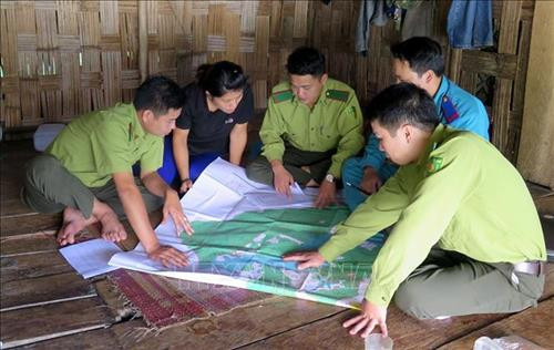 Lực lượng kiểm lâm tỉnh Tuyên Quang tổ chức ký cam kết bảo vệ rừng và phòng cháy, chữa cháy rừng cho các hộ gia đình, trưởng thôn. Ảnh: Văn Tý - TTXVN