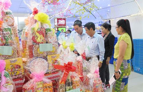 Phó Giám đốc Sở Công Thương - Nguyễn Xuân Hồng kiểm tra và đánh giá cao sự chuẩn bị của Co.op mart Tân An về dự trữ hàng hóa phục vụ nhu cầu mua sắm của người tiêu dùng. Ảnh: baolongan.vn