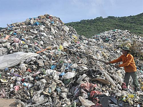 Công nhân Ban quản lý các công trình công cộng Côn Đảo thu gom rác tại bãi rác suối Nhật Bổn. Nguồn: baobariavungtau.com.vn