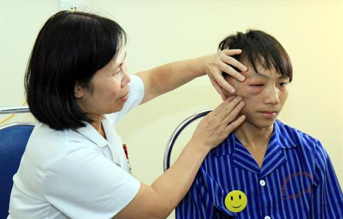 Khám cho bệnh nhân trước khi tiến hành phẫu thuật. Ảnh: Thái Thuần - TTXVN Khám cho bệnh nhân trước khi tiến hành phẫu thuật. Ảnh: Thái Thuần - TTXVN