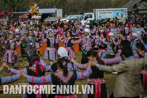 Các trò chơi dân gian truyền thống của đồng bào Mông diễn ra sôi nổi trong lễ hội Gầu Tào. Ảnh: Trọng Đạt Đồng bào dân tộc Mông múa, hát trong ngày diễn ra lễ hội. Ảnh: Trọng Đạt Các trò chơi dân gian truyền thống của đồng bào Mông diễn ra sôi nổi trong lễ hội Gầu Tào. Ảnh: Trọng Đạt Đồng bào dân tộc Mông múa, hát trong ngày diễn ra lễ hội. Ảnh: Trọng Đạt