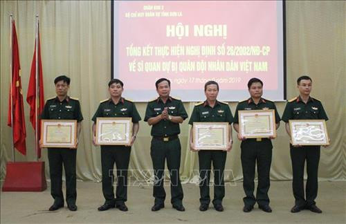 Lãnh đạo Bộ Chỉ huy Quân sự tỉnh Sơn La tặng Giấy khen cho các tập thể, cá nhân có thành tích xuất sắc trong thực hiện Nghị định số 26 của Chính phủ. Ảnh: TTXVN phát