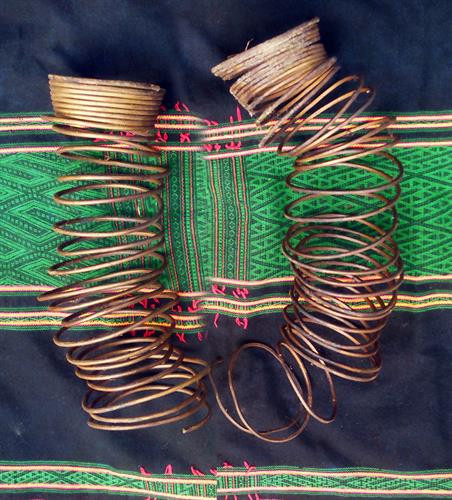 Những chiếc vòng ống chân của người M’nông khi được tháo ra. Những chiếc vòng ống chân của người M’nông khi được tháo ra.