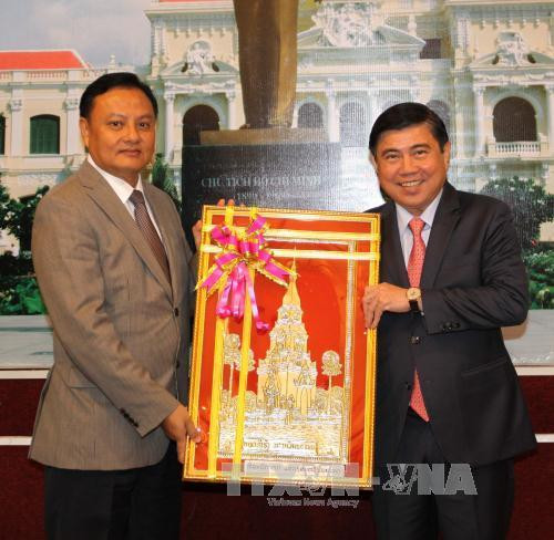 Đồng chí Santiphap Phomvihan, Ủy viên Trung ương Đảng Nhân dân Cách mạng Lào, Bí thư – Tỉnh trưởng Tỉnh Savanakhet tặng quà Chủ tịch UBND Thành phố Hồ Chí Minh Nguyễn Thành Phong. Ảnh: Thanh Vũ – TTXVN