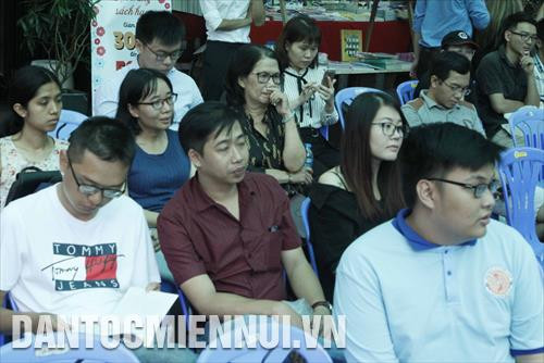 Quang cảnh buổi tọa đàm ra mắt sách Lịch sử doanh nghiệp và công nghiệp ở Sài Gòn và Nam Kỳ từ giữa thế kỷ XIX đến năm 1945