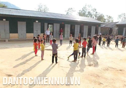 Bữa ăn của học sinh Trường mầm non xã Ta Gia, huyện Than Uyên. Ảnh: Minh Anh Những năm gần đây, chất lượng giáo dục ở các xã biên giới, vùng sâu, vùng xa trên địa bàn tỉnh Lai Châu đã có nhiều chuyển biến tích cực. Ảnh: Minh Anh Từ nhiều nguồn hỗ trợ khác nhau, học sinh ở điểm trường San Cha, trường Vừ A Dính, xã Dào San, huyện Phong Thổ giờ đây đã được học trong những ngôi trường khang trang hơn trước rất nhiều. Ảnh: Minh Anh