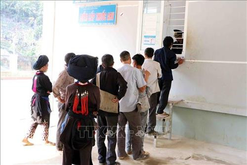 Những người nghiện ma túy trên địa bàn xã Huổi Luông tự nguyện đi uống thuốc Methadone để cai nghiện. Ảnh: Công Tuyên-TTXVN Những người nghiện ma túy trên địa bàn xã Huổi Luông tự nguyện đi uống thuốc Methadone để cai nghiện. Ảnh: Công Tuyên-TTXVN