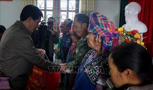 Thứ trưởng, Phó chủ nhiệm Ủy ban Dân tộc Nông Quốc Tuấn tặng quà Tết cho bà con dân tộc xã Tung Qua Lìn và xã Dào San. Ảnh: Việt Hoàng - TTXVN Thứ trưởng, Phó chủ nhiệm Ủy ban Dân tộc Nông Quốc Tuấn tặng quà Tết cho bà con dân tộc xã Tung Qua Lìn và xã Dào San. Ảnh: Việt Hoàng - TTXVN