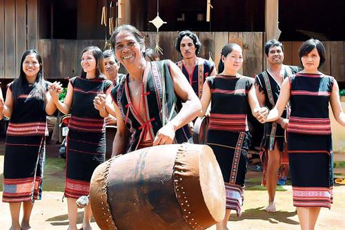 Rơ Châm H'Mút - Người giữ hồn chiêng Jrai ảnh 6 Rơ Châm H'Mút - Người giữ hồn chiêng Jrai ảnh 6