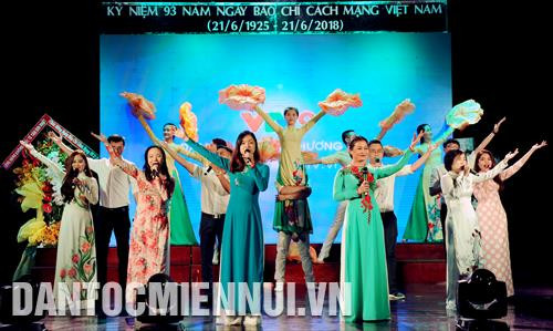 Tiết mục ca múa đến từ Trung tâm Truyền hình Việt Nam tại Thành phố Hồ Chí Minh (VTV9). Ảnh: An Hiếu