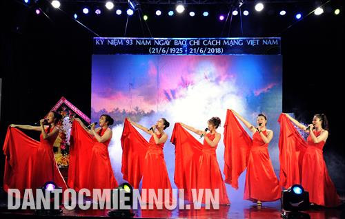 Tiết mục của Cảng Hàng không Quốc tế Tân Sơn Nhất tại chương trình giao lưu. Ảnh: An Hiếu