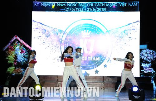 Tiết mục múa hiện đại đến từ Trường Cao đẳng Phát thanh truyền hình II. Ảnh: An Hiếu