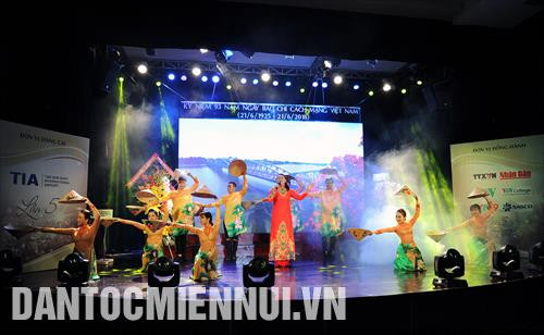 Một tiết mục ca múa đến từ Công ty Cổ phần dịch vụ Hàng không sân bay Tân Sơn Nhất (SASCO). Ảnh: An Hiếu