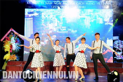 Một tiết mục ca múa đến từ Công ty Cổ phần dịch vụ Hàng không sân bay Tân Sơn Nhất (SASCO). Ảnh: An Hiếu