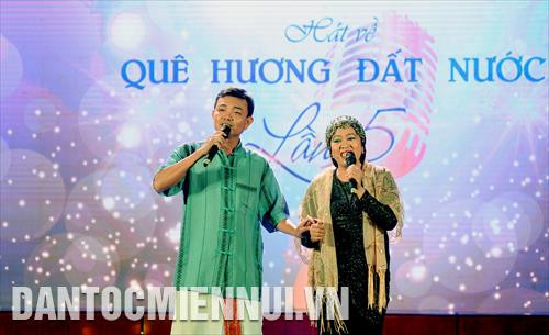 Tiết mục song ca đến từ Cơ quan Thường trú Đài tiếng nói Việt Nam (VOV) tại Thành phố Hồ Chí Minh. Ảnh: An Hiếu