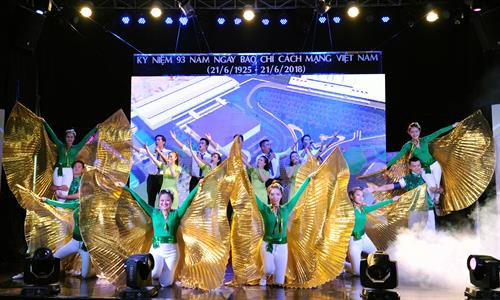 Tiết mục của Cảng Hàng không Quốc tế Tân Sơn Nhất tại chương trình giao lưu. Ảnh: An Hiếu