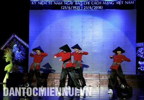 Tiết mục múa hiện đại đến từ Trường Cao đẳng Phát thanh truyền hình II. Ảnh: An Hiếu