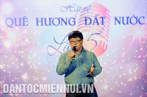 Tiết mục đơn ca đến từ Cơ quan Thường trực Báo Nhân dân tại Thành phố Hồ Chí Minh. Ảnh: An Hiếu