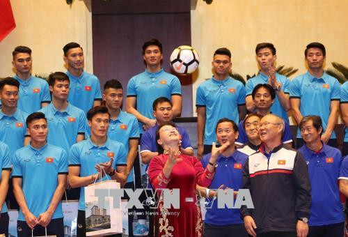 Huấn luyện viên trưởng đội U.23 Việt Nam Park Hang Sea tặng Chủ tịch Quốc hội Nguyễn Thị Kim Ngân quả bóng thi đấu của đội U.23 Việt Nam. Ảnh: Trọng Đức - TTXVN Huấn luyện viên trưởng đội U.23 Việt Nam Park Hang Sea tặng Chủ tịch Quốc hội Nguyễn Thị Kim Ngân quả bóng thi đấu của đội U.23 Việt Nam. Ảnh: Trọng Đức - TTXVN