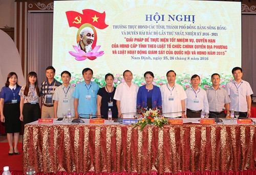 Chủ tịch Quốc hội Nguyễn Thị Kim Ngân chụp ảnh chung với các đại biểu. Ảnh: Trọng Đức - TTXVN