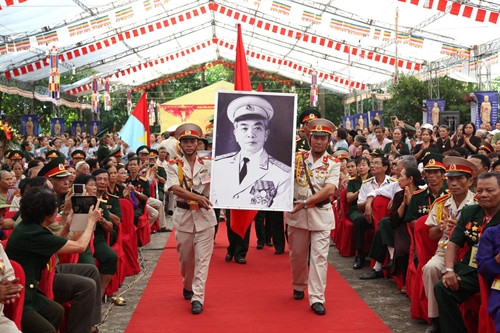 Rước ảnh Đại tướng Võ Nguyễn Giáp tại đại lễ cầu siêu. Ảnh: Minh Tâm – TTXVN