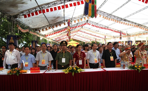 Các đại biểu dự đại lễ cầu siêu. Ảnh: Minh Tâm – TTXVN