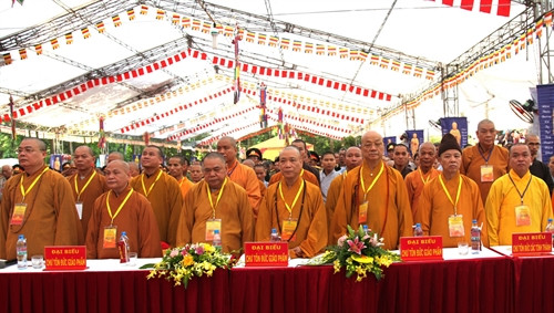 Trung ương Giáo hội Phật giáo Việt Nam và các đại biểu dự Đại lễ cầu siêu. Ảnh: Minh Tâm – TTXVN