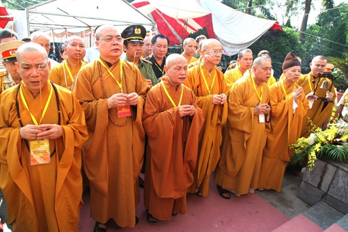 Lãnh đạo Trung ương Giáo hội Phật giáo Việt Nam cùng các đại biểu dâng hương tưởng niệm các Anh hùng, liệt sỹ tại Nghĩa trang Liệt sỹ Vị Xuyên. Ảnh: Minh Tâm – TTXVN