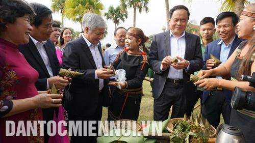 Đồng bào giới thiệu đặc sản dân tộc với các đại biểu dự ngày hội. Ảnh: Hoàng Tâm