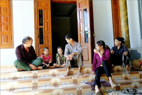 Ông Dau thân thiện trong mắt bà con thôn Nghẹt. Ảnh: Nam Sương – TTXVN Ông Dau thân thiện trong mắt bà con thôn Nghẹt. Ảnh: Nam Sương – TTXVN