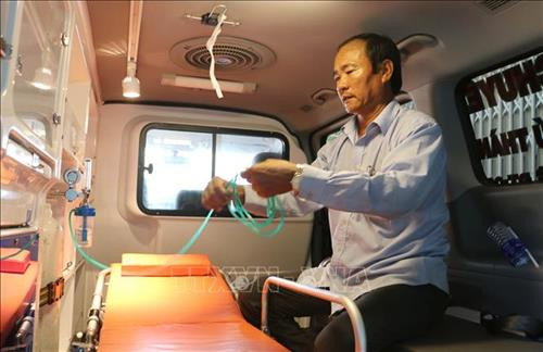 Ông Ngô Văn Đậu đang kiểm tra lại các thiết bị hỗ trợ cấp cứu trên xe chuyển viện do ông và gia đình mua trị giá 700 triệu đồng để vận chuyển bệnh nhân miễn phí. Ảnh: Công Mạo-TTXVN Ông Ngô Văn Đậu đang kiểm tra lại các thiết bị hỗ trợ cấp cứu trên xe chuyển viện do ông và gia đình mua trị giá 700 triệu đồng để vận chuyển bệnh nhân miễn phí. Ảnh: Công Mạo-TTXVN