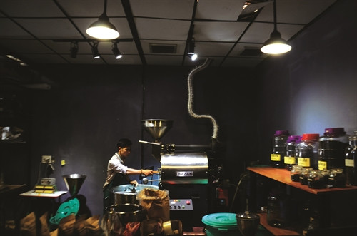 Kiểm tra quy trình rang xay cà phê nguyên chất ở Công ty trách nhiệm hữu hạn cà phê Bazan Đắk Nông