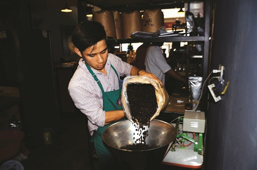 Anh Lê Văn Hoàng ở phường Nghĩa Tân, thị xã Gia Nghĩa mới 26 tuổi nhưng đã là chủ thương hiệu cà phê sạch EnJoy nổi tiếng trong và ngoài tỉnh Đắk Nông